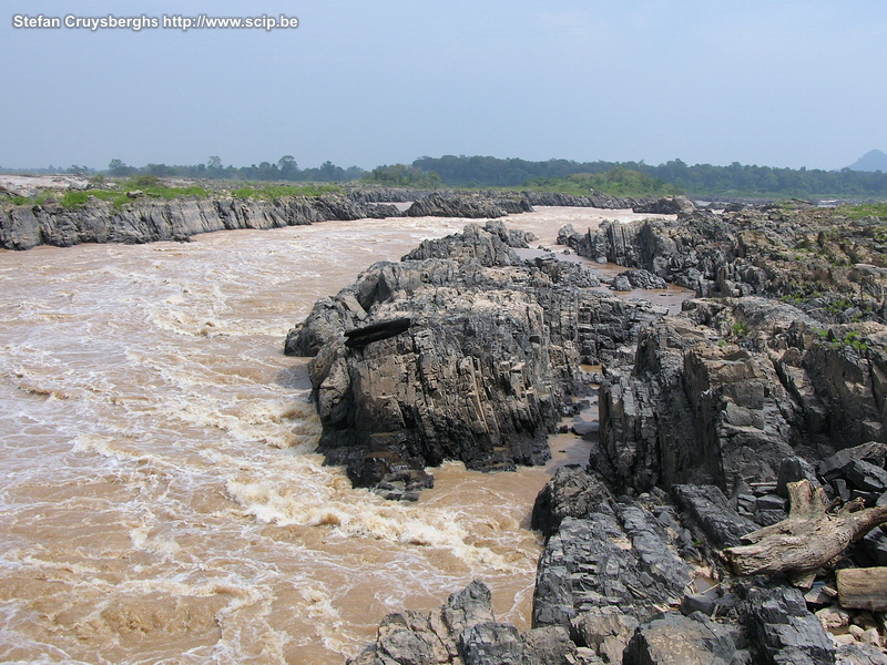 Stung Treng - Mekong Tegen de grens met Laos kent de Mekong vele watervallen en krachtige stroomversnellingen Stefan Cruysberghs
